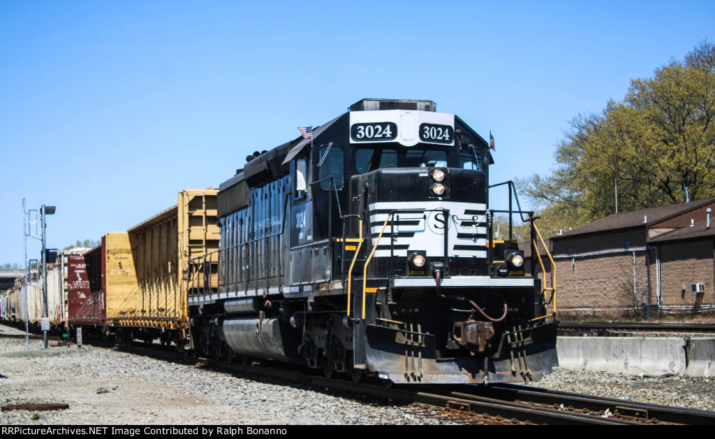 WS-1 with 3014 eastbound passing the new but not yet in service signals at Bergen Turnpike crossing 